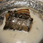 虎白 - 太刀魚と新玉葱の炭焼き　トリュフソース