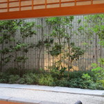 Unagi Ryouri Sawashou - 窓から見える庭