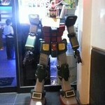 ガンダムカフェ - 外に150cm位の、ちっちゃいガンダムがお出迎え♪