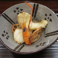 うなぎ料理 澤正 - 川海老素揚げ、三重県産の鯛唐揚げ、蓮根チップ