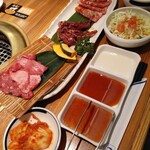 焼肉徳寿 八軒店 - 徳セット(熟成塩タン、和牛カルビ、サガリ)