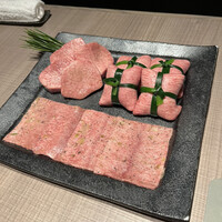 うし松 - 黒毛和牛タン元、熟成タン、追加した縛りタン