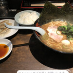 きたくり家 - 醤油とんこつラーメン 750円　餃子セット 250円