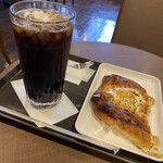 ST-MARC CAFE - アイスコーヒーの一番大きいのと目玉焼きデニッシュ