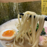 家系ラーメン 薩摩家 - ラーメン(大盛り、麺かため、油多め)