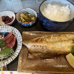 マルカツ - 寒サバの塩焼き　¥1,000 身が厚い！お刺身もひと通り盛ってくれて嬉しい！お徳！