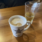 ジョコーソ - ドリンク、相方のカプチーノと下ののリンゴジュース