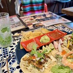 Mekishiko Sakaba Sanzu Daina - 右からスタンダードモヒート、タコスランチ