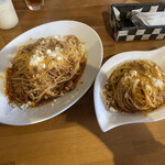 ジョコーソ - ボロネーゼ、左が大盛