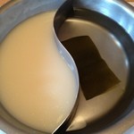 Shabu Shabu Sukiyaki Dontei - こんぶツユと白湯スープのハーフ