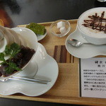 神宗 カフェ - 「煮汁ソフトクリーム、抹茶ケーキ、飲み物付き」で７５０円。　今回は塩昆布などを購入したポイントカードがイッパイで無料でいただいちゃいました＼(^o^)／