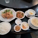 Shou en - ランチ。鶏の唐揚げ、青椒肉絲、スープ、ザーサイ、大根の甘酢漬け、ライス、杏仁豆腐。