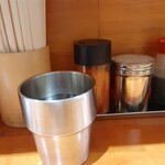 ラーメン 盛太郎 - そういえば、カウンターから「あるもの」が消えてしまった。前回聞いたところ、とんでもないことがあったからだそう。チキショー！そのおかげで楽しみを奪われた！