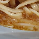 ラーメン 盛太郎 - 券売機には「汁なしラーメン」とあるがけっこう多め(笑)確かに赤めに見えるが、飲んでみるとラー油系な辛さが。唐辛子も入っていると聞いたがそこまでは感じられず。なお、辛いのが苦手な方は要注意❗