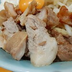 ラーメン 盛太郎 - 券売機のキーには「２枚」とあったが、他の麺類と違い、雑にだがカットされていたチャーシュー。醤油ダレ染み込みあり。