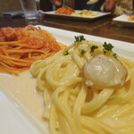 248KITCHEN - 右側のpasta…ホタテのウニクリームソース(大盛)
            左側のpasta…八王子ベーコンのアマトリチャーナ(大盛)
            の3人シェアバージョン。