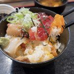 くるま寿し - 板さん丼（まかない丼） 1000円
            ご飯大盛り無料、赤だし・惣菜付き