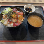 Kuruma Zushi - 板さん丼（まかない丼） 1000円
                        ご飯大盛り無料、赤だし・惣菜付き