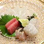 日本料理 鎌倉山倶楽部 - ひらめの薄造り、マグロとさわらの炙り、はも（淡路）の焼き霜づくり