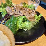 ベジラボ - 焼き野菜も添えられ、ご飯も熱々ちょうどよい量。