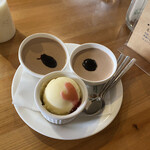 ジョコーソ - 上はセットのチョコレートプリン、下がランチセットのアイスクリーム