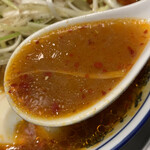 RED HOT NOODLES 赤寅 - 寅そば(辛さひかえめ)¥979のスープ