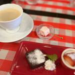 ビストロ デ トロワ - ◇ホットコーヒーと、イチゴのキモーヴ。