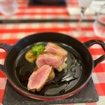 Bistro de trois - 絶妙な火入れで、柔らかく…
                        噛むごとに美味しい赤身肉。
                        バルサミコ酢ソースもまろやかな味わいで美味♡(*´-`)