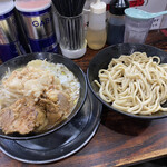 自家製麺 麺でる - 小つけ麺（醤油）980円
            （ヤサイ、ニンニク、タマネギ、アブラ）