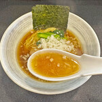石山商店 - 「いわし節」の出汁が効いたスープに、「片口鰯」の香味油の香ばしい風味が有って、優しい味の美味しいスープ