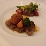 サーロインステーキのポワレカレー風味の玉葱ソースで。+ヒレステーキ、コンソメ風味和風ソース