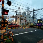 生駒軒  - 都電踏切。