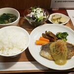 キッチン ブルー グローブ - 真鯛ムニエル　山椒香る春キャベツのブルーテソース