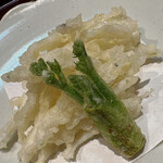 礒田 - 白魚とタラの芽の天ぷら。この時期のお約束ですね
