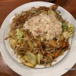 Nikuyasai Itame Bejirou - 【醤油定食】（880円税込【野菜マシマシ/600g】（50円税込）【肉特盛り/200g】（200円税込）【鬼油/80g】（80円税込）を真上から撮影。