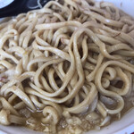 ラーメン二郎 - デフォでデロ気味の美味しい麺です。