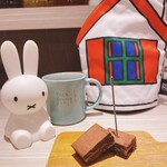 Dick Bruna TABLE - ゴーダチーズ入り生チョコ。奥の布はティーポットが入ってます。