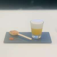 RISPETTO - ① 突出し：屋台
                    ★ ビールに見立てた人参の冷製スープと燻香付きミルクのエスプーマ、チーズ入り蒲鉾、湘南ポモロン（イタリアントマト？）とオレガノのソース