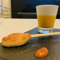 RISPETTO - ① 突出し：屋台
                    ★ ビールに見立てた人参の冷製スープと燻香付きミルクのエスプーマ、チーズ入り蒲鉾、湘南ポモロン（イタリアントマト？）とオレガノのソース