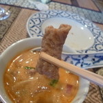 ライ・タイ - 2013.07 トムヤンホルモンのモツを摘まんでみました、モツはちょっと硬め。