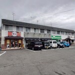 Chuuka Dainingu Hanabi - 店舗外観、駐車場