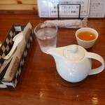 Chuuka Dainingu Hanabi - ●飲茶ランチB　1,680円
      ●杏仁豆腐（ランチ注文者に限る）＋100円
      
      ○ジャスミンティー
      お上品な味わいでコップ4杯分もあるねえ❕