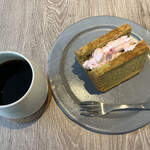 Cafe Stock 35 - シフォンケーキはちょうどいいサイズ
