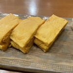 Komagata Maekawa - 玉子焼きです。甘くて優しい味わいでクセになります。本来は4個ついてきますが、一つ食べてしまったので、お写真では３つです。