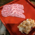 Yakiniku Ron - 特選カルビ 1280円とホルモン半人前