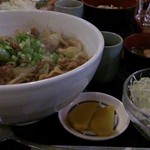 「豚焼肉丼大盛（サラダ付）」（1090円）