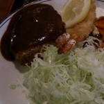 プリンス松葉 - 「松葉定食」（990円）のハンバーグと海老ふらいなど