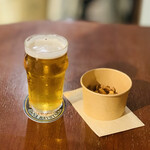 CRAFT BEER DINING &9 - ① 620円：ベイスターズラガー（Half）
      ② 350円：ローストナッツ（S：Smoke）