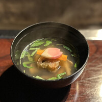 黒茶屋 - ③うす葛仕立て 柚子胡椒 筍と若芽揚げ真薯 椎茸 舞茸 短冊人参 花びら麩 散し三つ葉