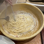 Kanamaru Nouen Yasai Izakaya Rungo Ka-Nibaru - チーズの器の中で混ぜて、溶けたチーズと絡ませてる